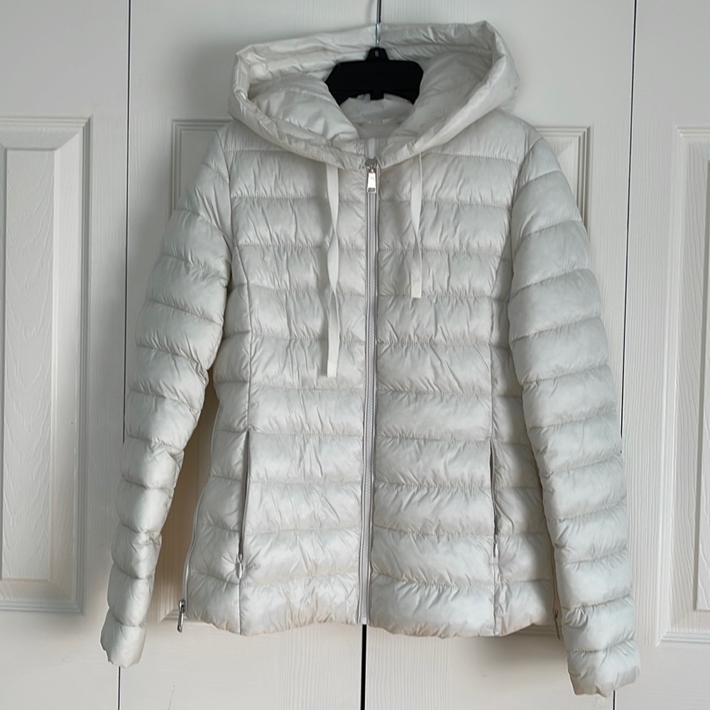 Nice white winter jacket🤍🤍🤍